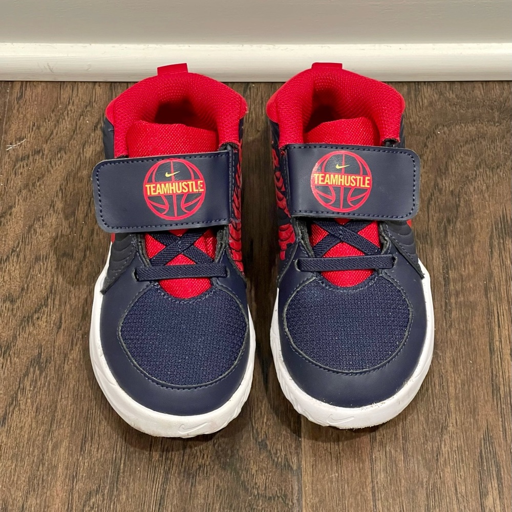 Nike TEAMHUSTLE tennis shoes size 9